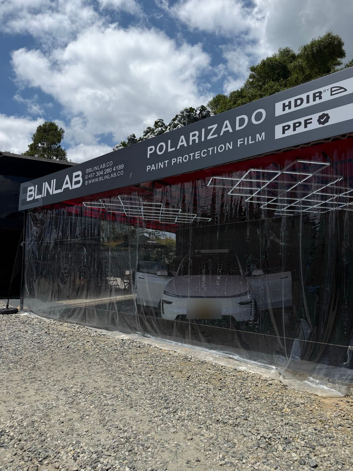 Fachada de la sede Blinlab en Llanogrande con el letrero de polarizado HDIR y PPF