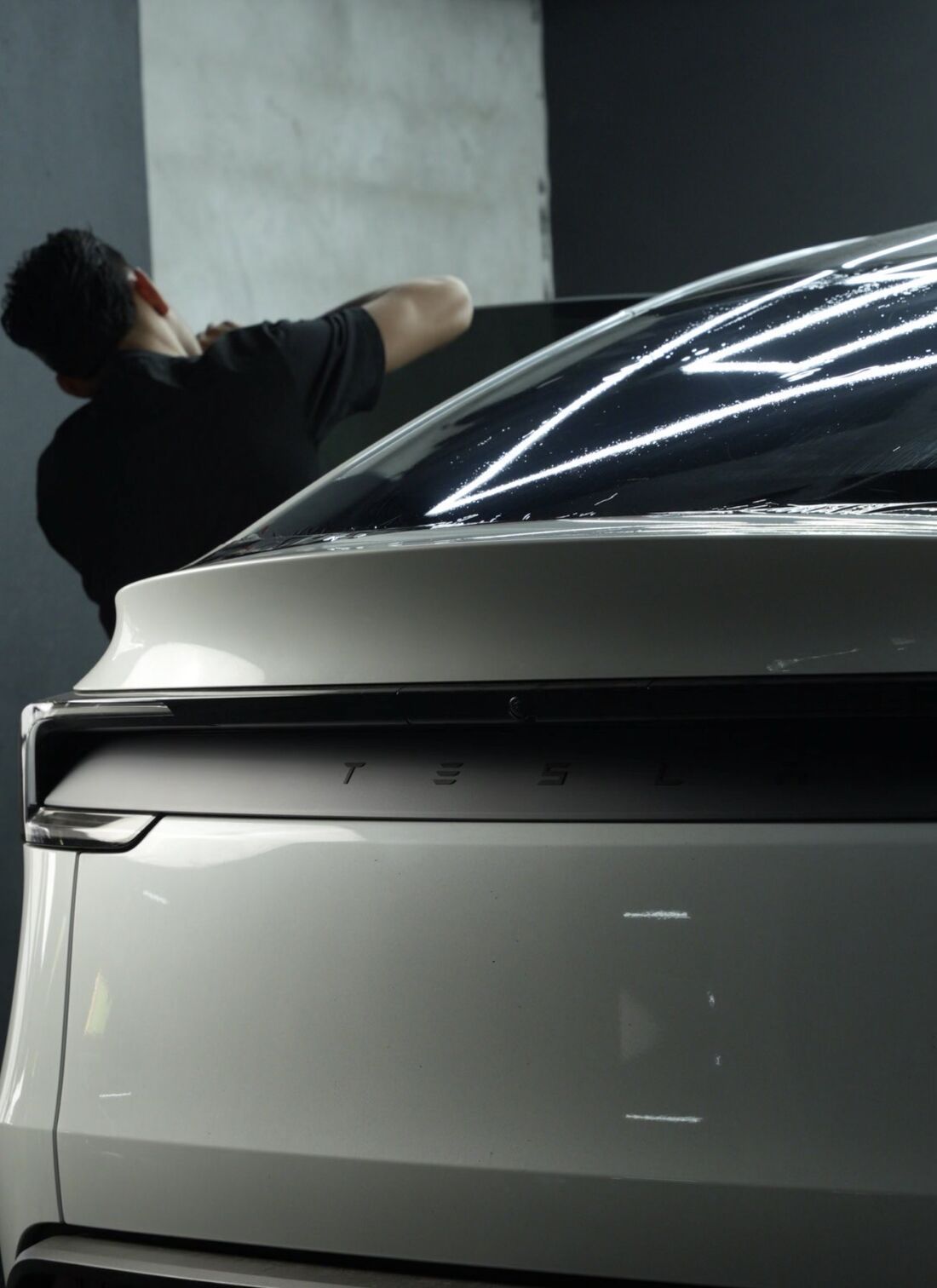 Tesla blanco con polarizado HDIR recién instalado en el vidrio trasero